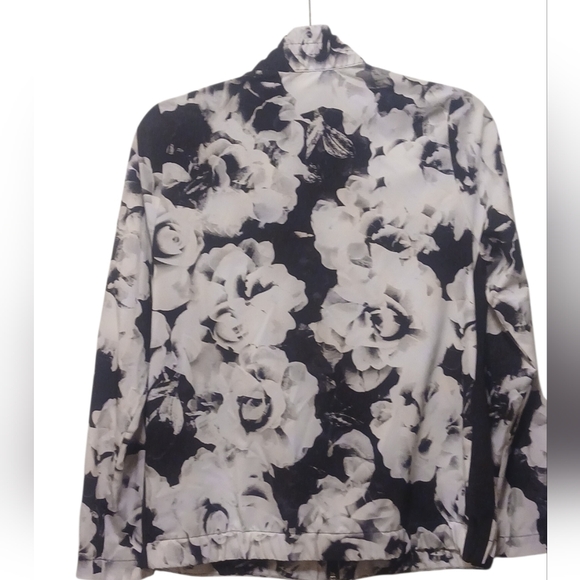 Zenergy Chico's - Black & White Floral Zipper Up Windbreaker, Long Sleeve,... - Picture 6 of 15